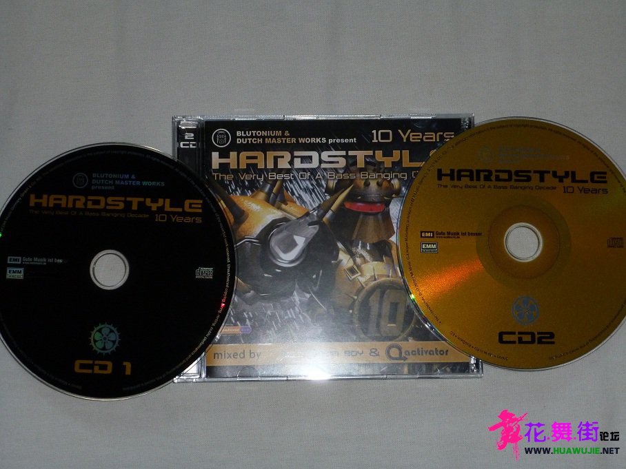 000-va_-_hardstyle_10_years_presented_by_blutonium_and_dutch_master_works-2cd-20.jpg